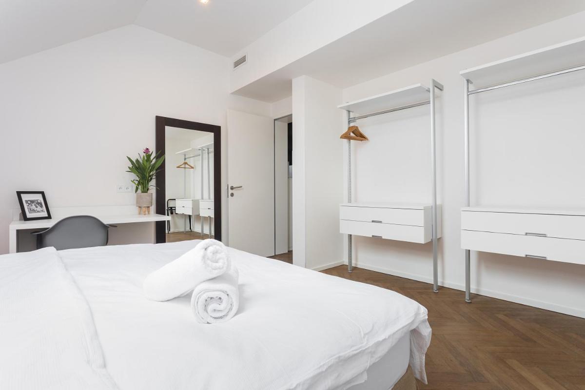 Modern Apartments Close To River Praha Bagian luar foto